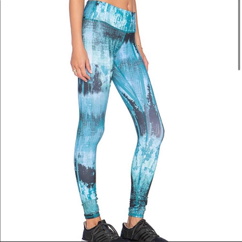 ALO Yoga leggings size S blue black watercolor